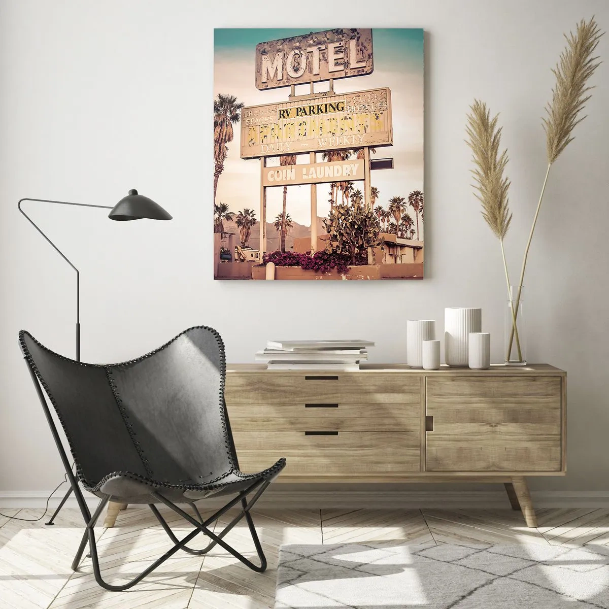 Quadro su vetro - Insegna retrò di un motel circondata da palme - 70x100cm - Qui il tempo si è fermato - Decorazione murale moderna per soggiorno e camera da letto ARTTOR