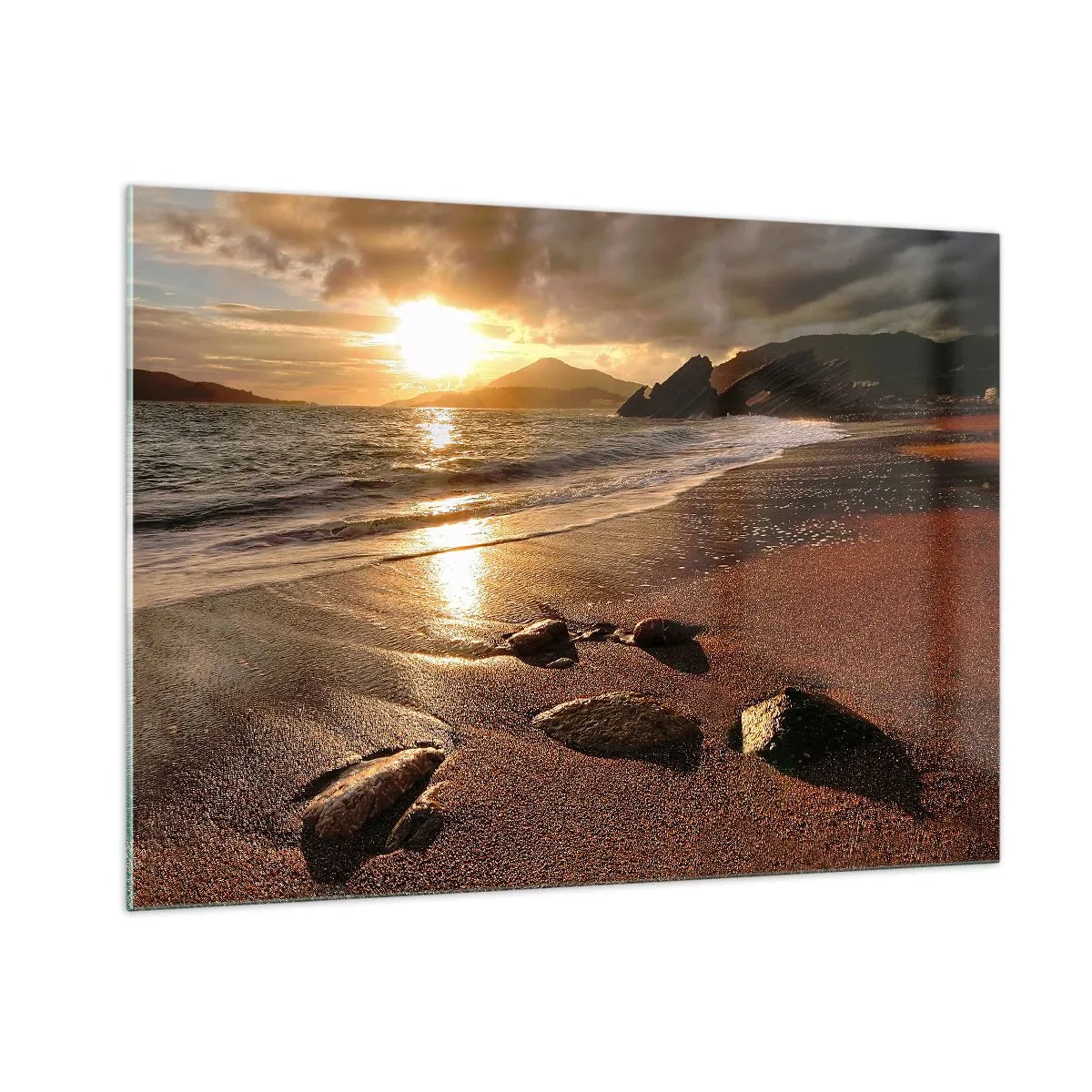 Quadro su vetro - Tramonto su una spiaggia rocciosa e colline - 100x70cm - Seguendo il sole verso le colline - Decorazione murale moderna per soggiorno e camera da letto ARTTOR