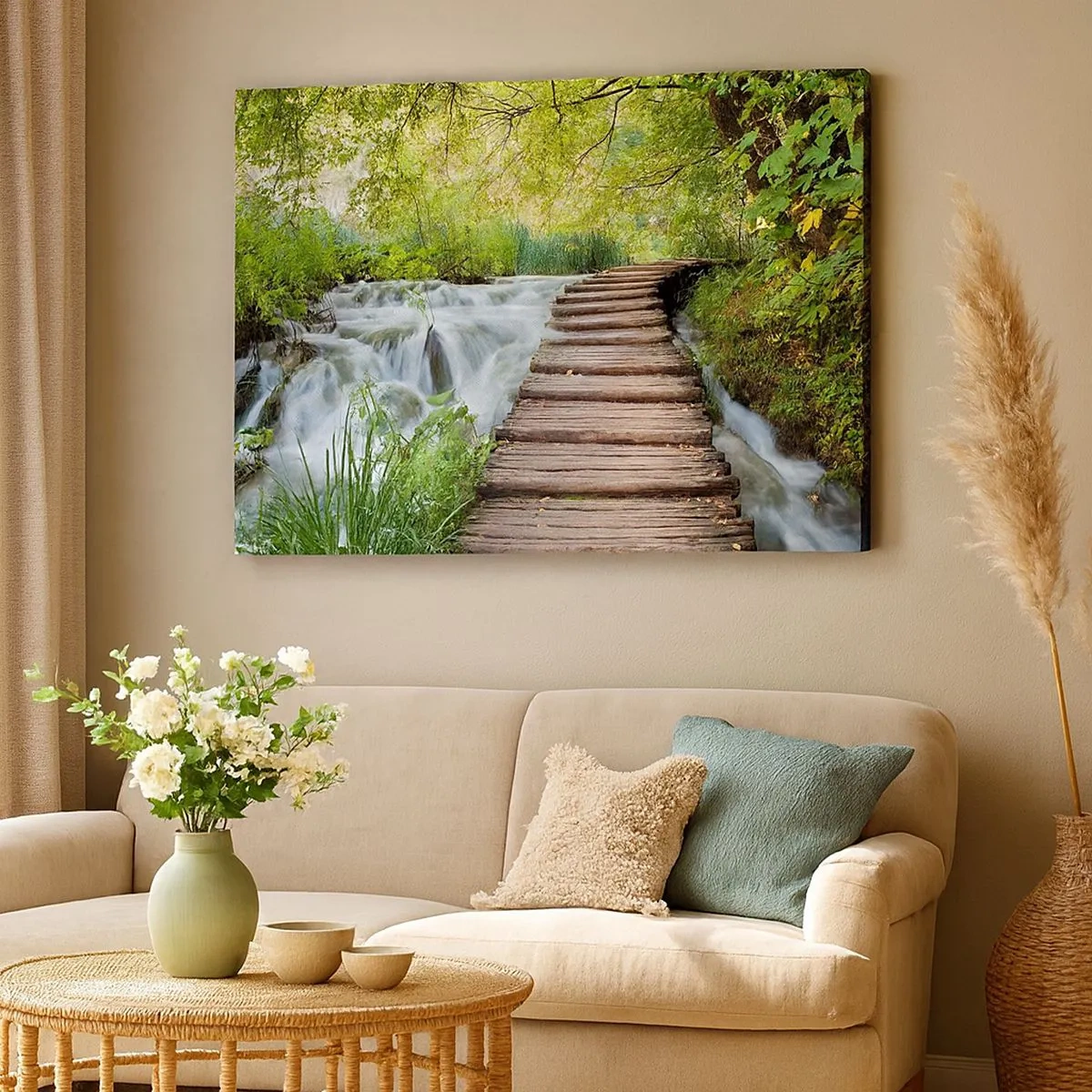 Quadro su tela - Stampe su Tela - Un ponte di legno sopra una cascata circondata da una lussureggiante foresta verde. - 70x50cm - Acqua per niente tranquilla - Decorazione murale moderna per soggiorno e camera da letto ARTTOR