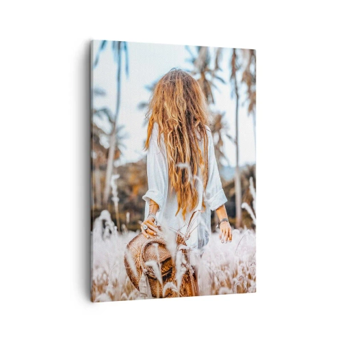 Quadro su tela - Stampe su Tela - Una donna in un campo d'erba con palme sullo sfondo al tramonto - 50x70cm - Nata dalla lanugine dell'erba - Decorazione murale moderna per soggiorno e camera da letto ARTTOR