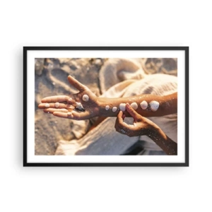 Poster in cornice nera - Mani con conchiglie disposte sullo sfondo di sabbia - 70x50cm - La bellezza a portata di mano - Decorazione murale moderna per soggiorno e camera da letto ARTTOR