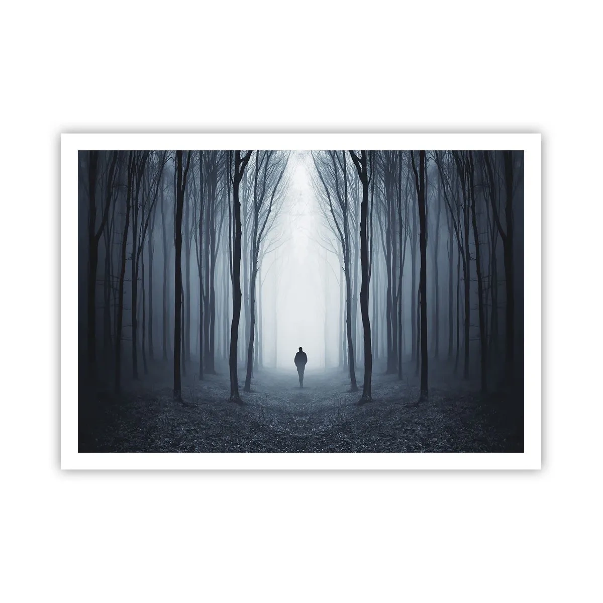 Poster - Una figura che cammina tra gli alberi in una foresta nebbiosa - 100x70cm - E tutto è semplice e chiaro - Decorazione murale moderna per soggiorno e camera da letto ARTTOR