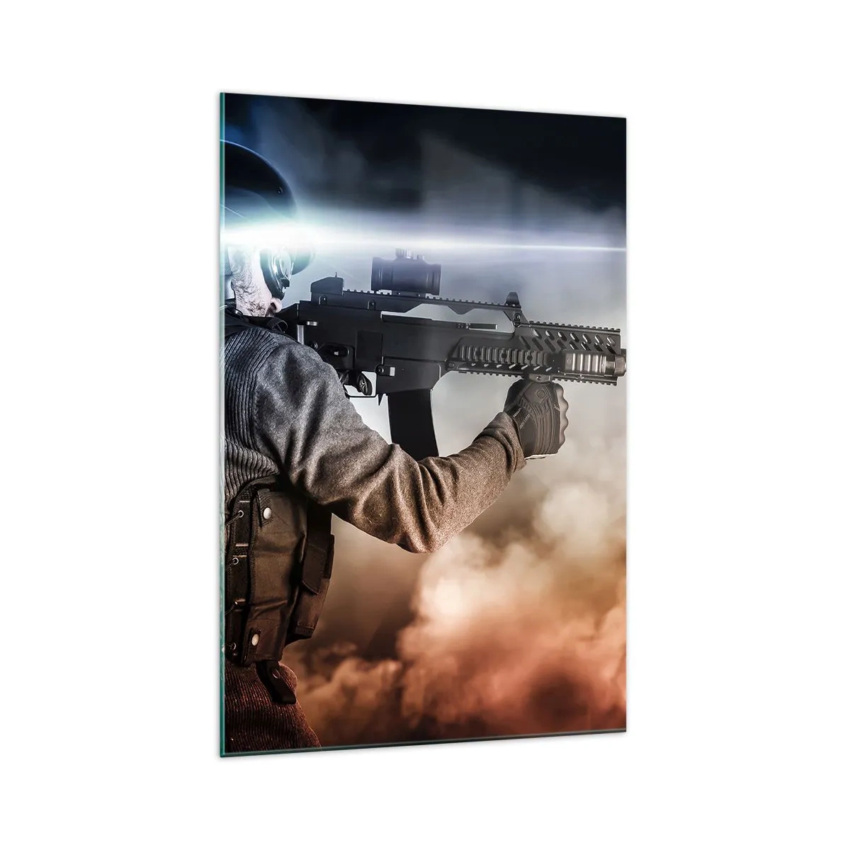 Quadro su vetro - Un soldato in azione con un fucile su uno sfondo di nuvole e luci. - 70x100cm - Semplicemente un eroe - Decorazione murale moderna per soggiorno e camera da letto ARTTOR