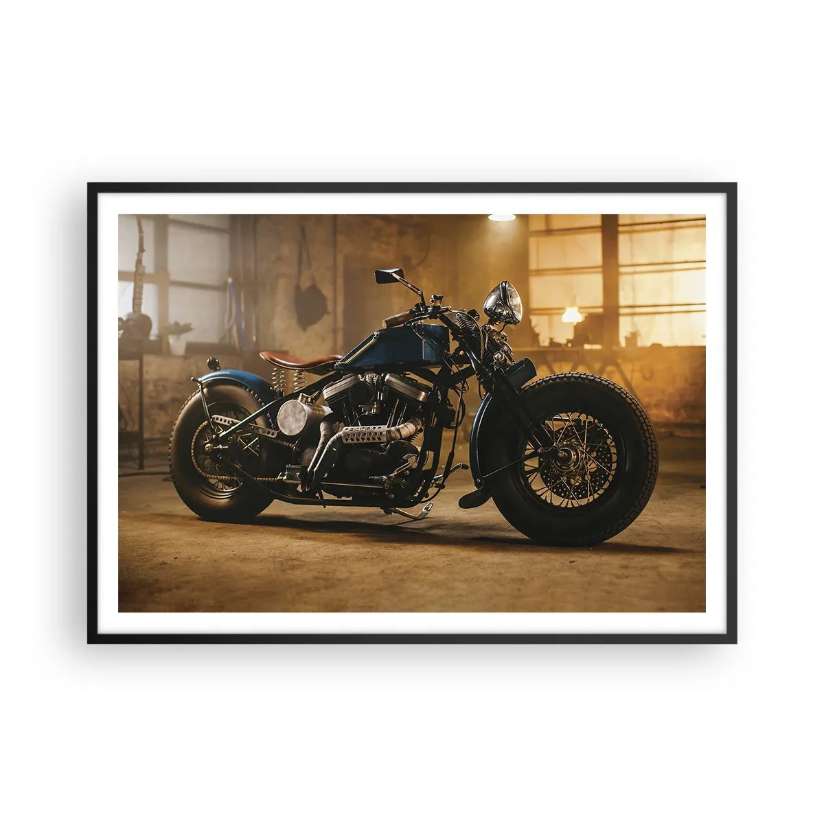Poster in cornice nera - Una motocicletta elegante in un interno industriale con luci calde - 100x70cm - Posso tutto - Decorazione murale moderna per soggiorno e camera da letto ARTTOR