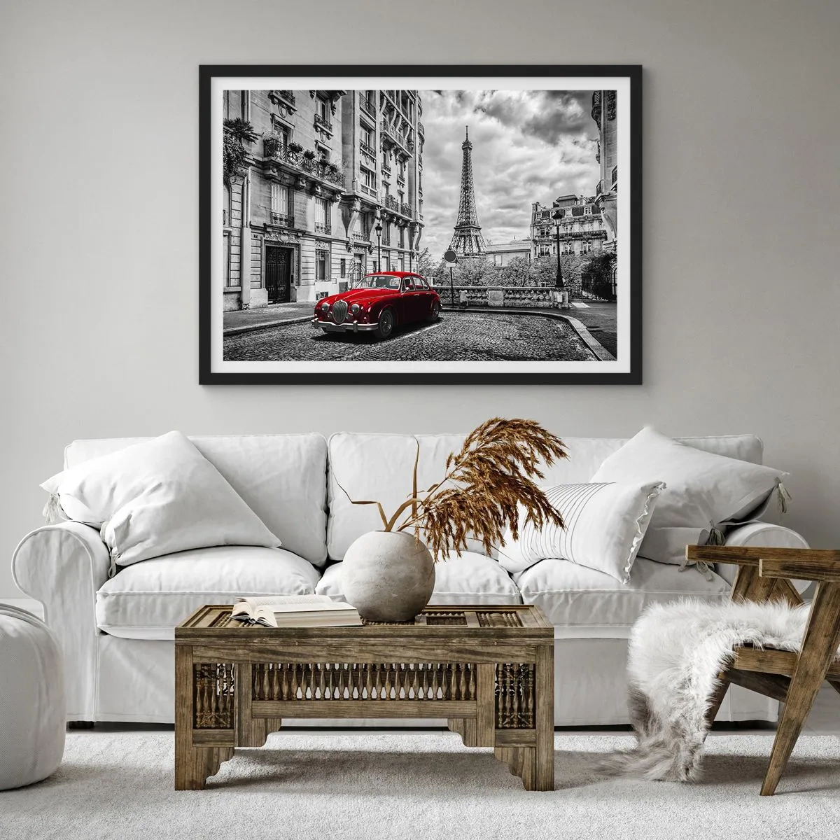 Poster in cornice nera - Un'auto rossa con la Torre Eiffel sullo sfondo in un'ambientazione in bianco e nero - 70x50cm - Predatore in città - Decorazione murale moderna per soggiorno e camera da letto ARTTOR