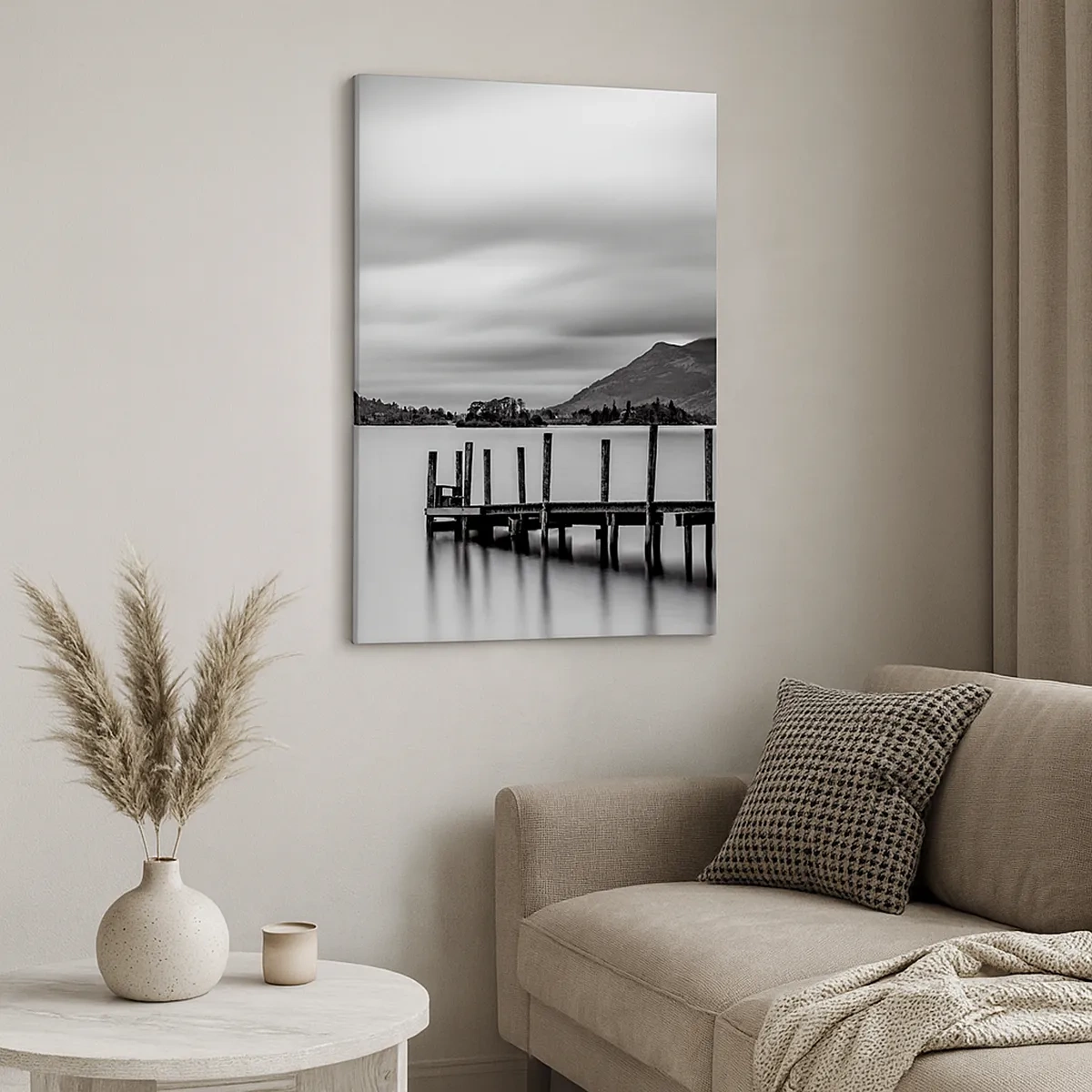 Quadro su tela - Stampe su Tela - Paesaggio in bianco e nero con un molo su un lago - 50x70cm - Mitezza e forza - Decorazione murale moderna per soggiorno e camera da letto ARTTOR