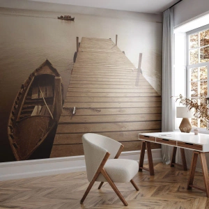 Fotomurali Premium Sand - Molo di legno e barca su acque calme in color seppia - 100x70cm - La grande pace - Decorazione murale moderna per soggiorno e camera da letto ARTTOR