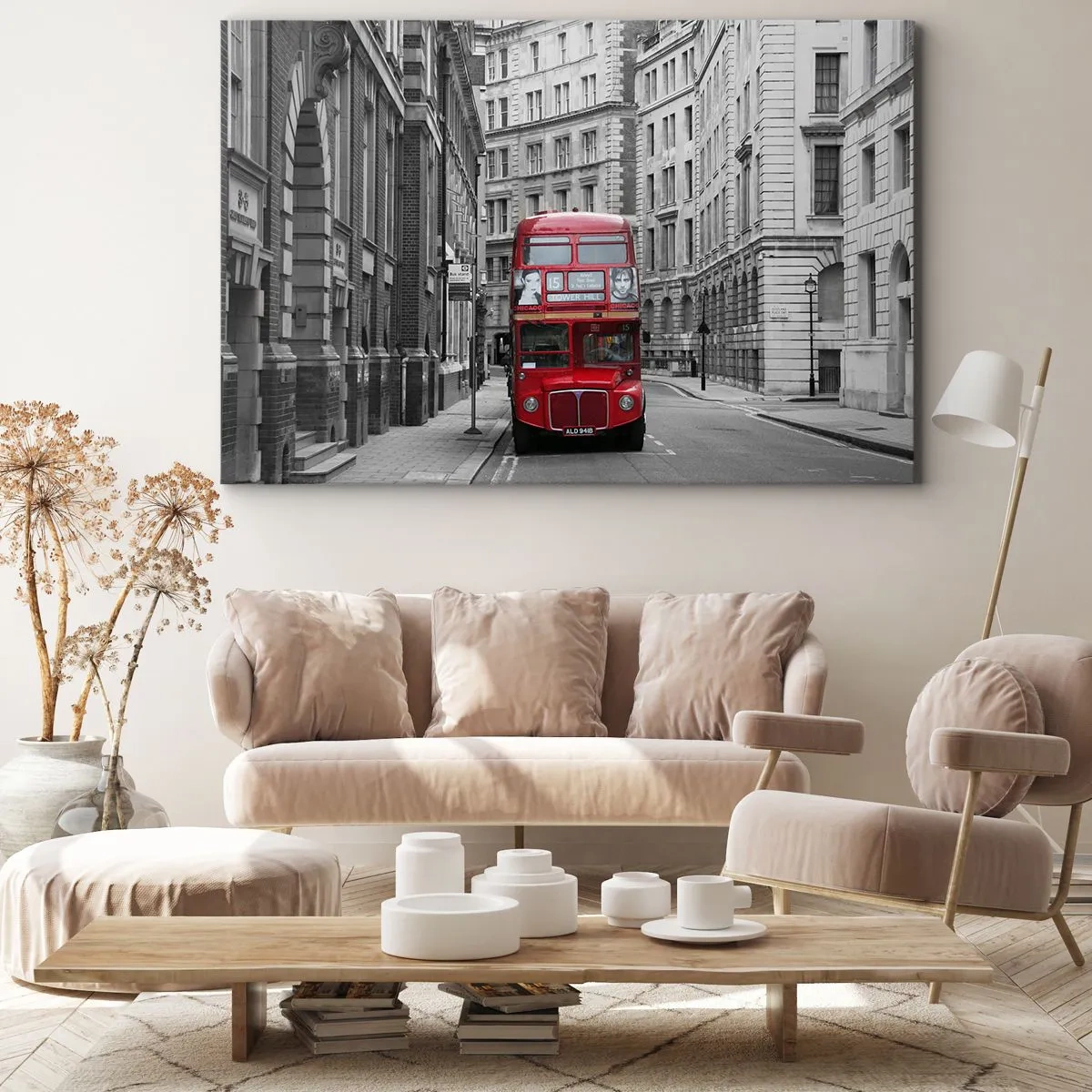 Quadro su tela - Stampe su Tela - Un autobus rosso sullo sfondo di edifici cittadini bianchi e neri. - 70x50cm - Il quotidiano non deve essere grigio - Decorazione murale moderna per soggiorno e camera da letto ARTTOR