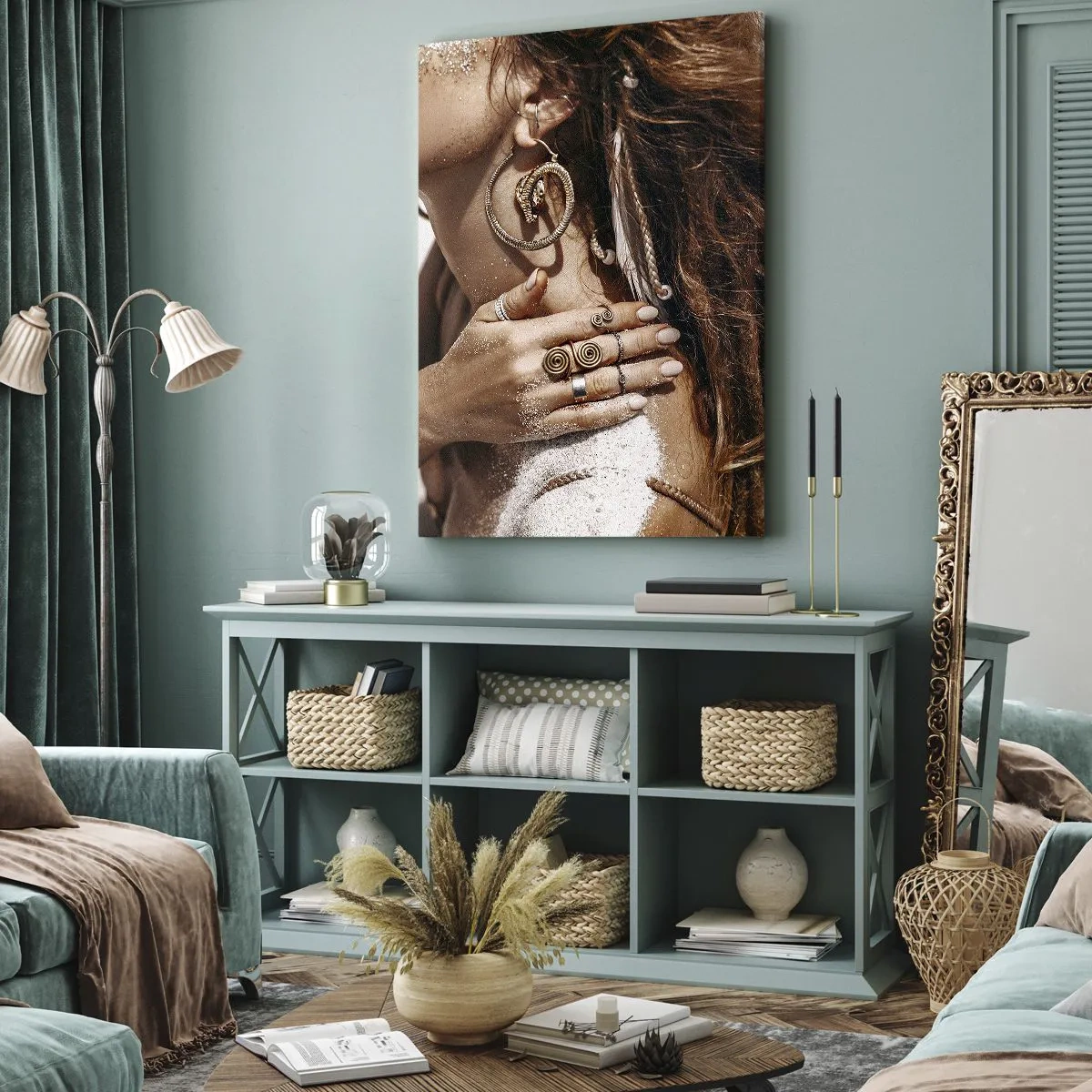 Quadro su tela - Stampe su Tela - Donna elegante con gioielli su uno sfondo di sabbia chiara - 50x70cm - Regina della spiaggia selvatica - Decorazione murale moderna per soggiorno e camera da letto ARTTOR