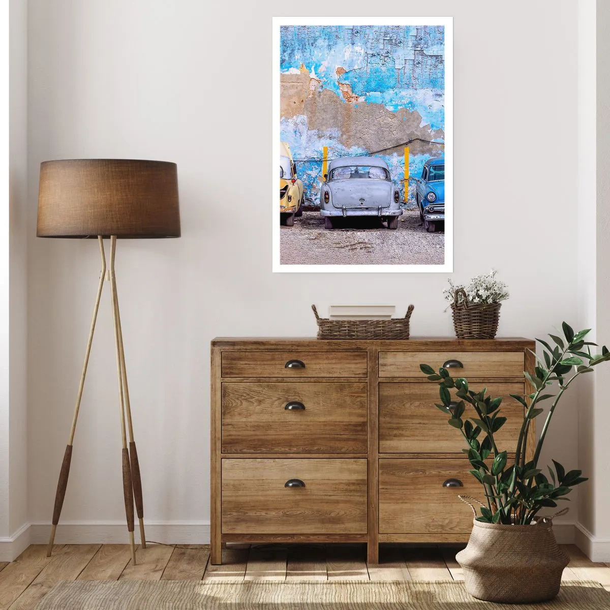 Poster - Vecchie auto contro un muro blu consumato - 50x70cm - L'incontro dei veterani - Decorazione murale moderna per soggiorno e camera da letto ARTTOR