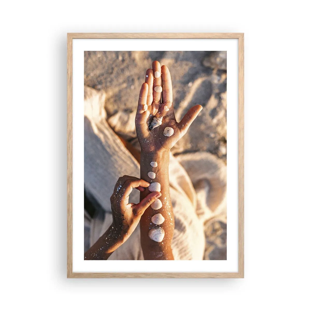 Poster in cornice rovere chiaro - La bellezza a portata di mano - 50x70 cm