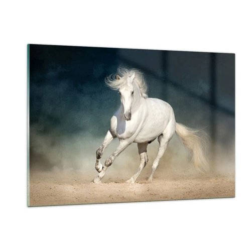 Quadro su vetro - Un cavallo bianco che galoppa sulla sabbia contro un cielo scuro. - 120x80cm - Libertà allo stato puro - Decorazione murale moderna per soggiorno e camera da letto ARTTOR