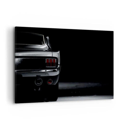 Quadro su tela - Stampe su Tela - Un'immagine in bianco e nero della parte posteriore di un'auto d'epoca su uno sfondo scuro. - 120x80cm - Il fascino del classico - Decorazione murale moderna per soggiorno e camera da letto ARTTOR