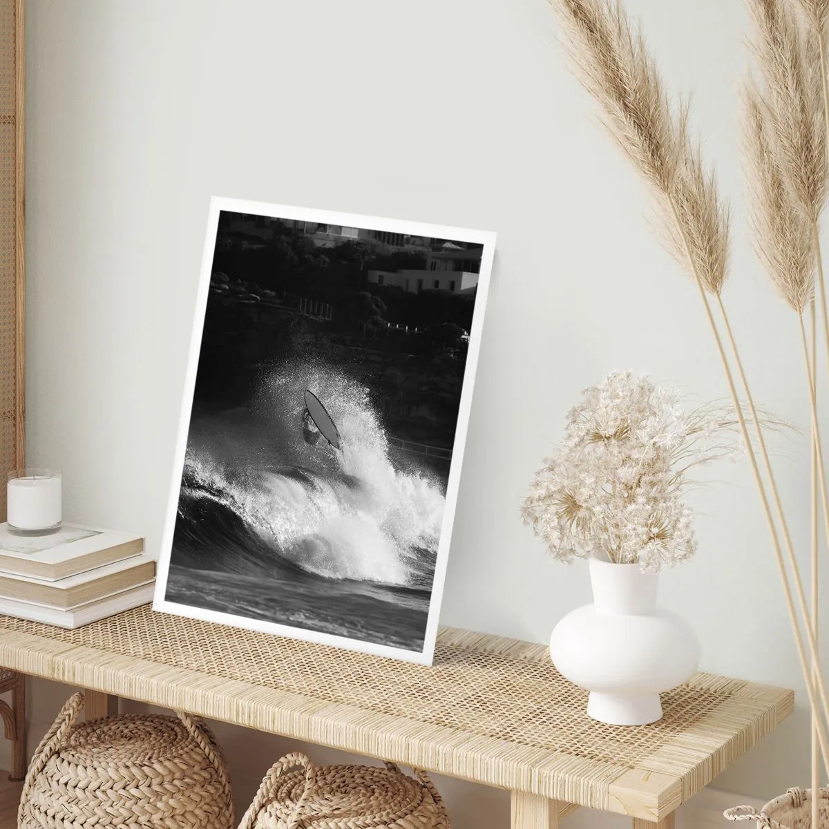 Poster - Surfista bianco e nero in azione su onde agitate - 50x70cm - Sfida accettata! - Decorazione murale moderna per soggiorno e camera da letto ARTTOR