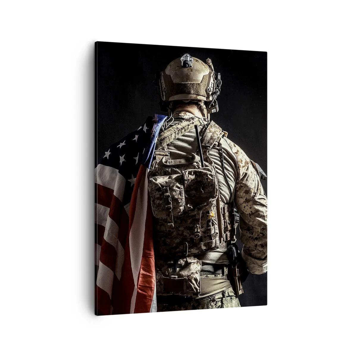 Quadro su tela - Stampe su Tela - Un soldato in uniforme con una bandiera su uno sfondo scuro - 50x70cm - Proprio per questo - Decorazione murale moderna per soggiorno e camera da letto ARTTOR
