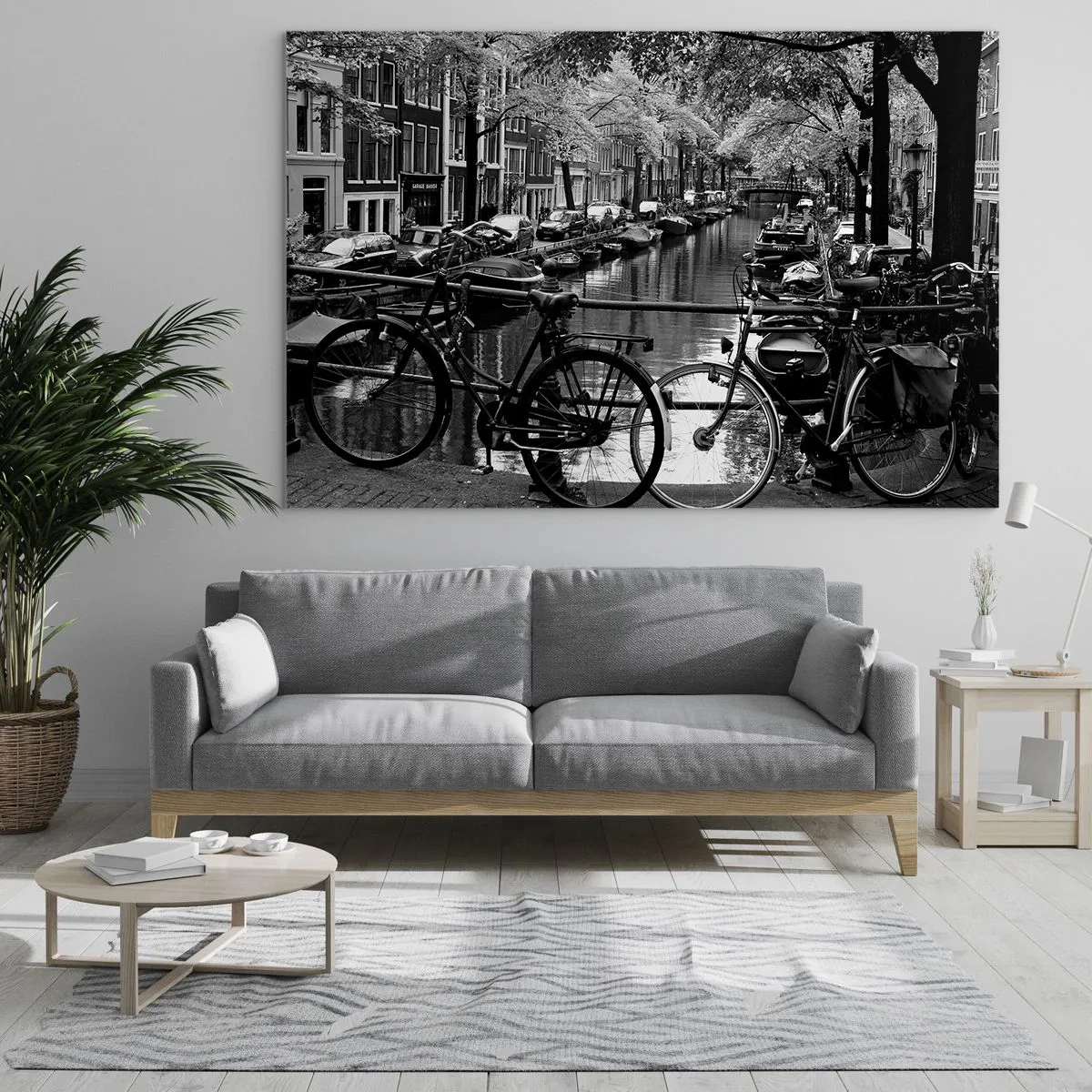 Quadro su vetro - Vista in bianco e nero di un canale con biciclette e barche - 70x50cm - Vista molto olandese - Decorazione murale moderna per soggiorno e camera da letto ARTTOR