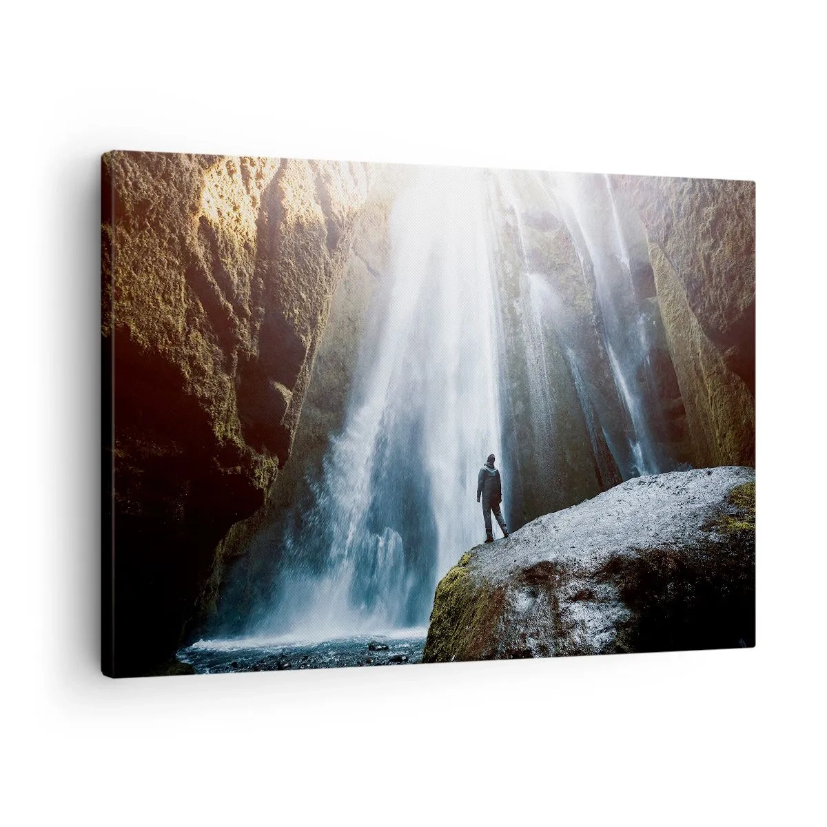 Quadro su tela - Stampe su Tela - Una figura sullo sfondo di una maestosa cascata in una gola rocciosa - 70x50cm - Ripristino delle proporzioni - Decorazione murale moderna per soggiorno e camera da letto ARTTOR