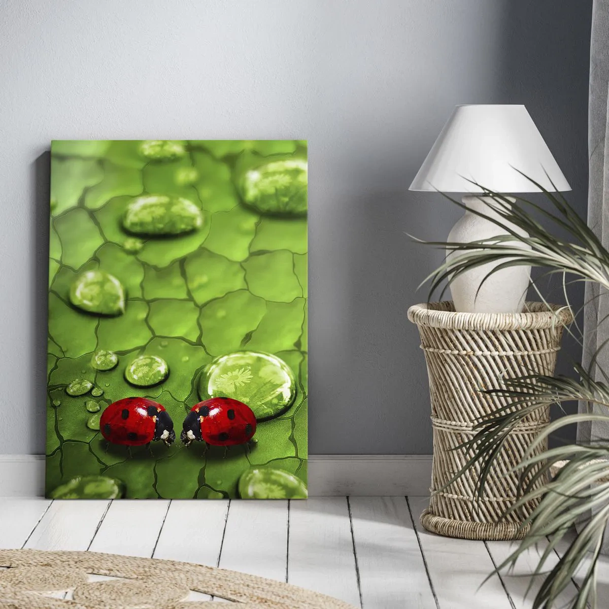 Quadro su tela - Stampe su Tela - Due coccinelle su una foglia con gocce d'acqua in macrofotografia - 70x100cm - Incontro in verde - Decorazione murale moderna per soggiorno e camera da letto ARTTOR