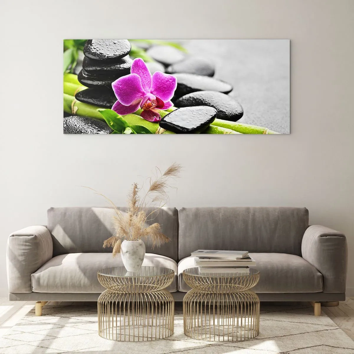 Quadro su vetro - Orchidea viola, pietre nere e bambù in una composizione tranquilla - 160x50cm - Un tranquillo equilibrio - Decorazione murale moderna per soggiorno e camera da letto ARTTOR