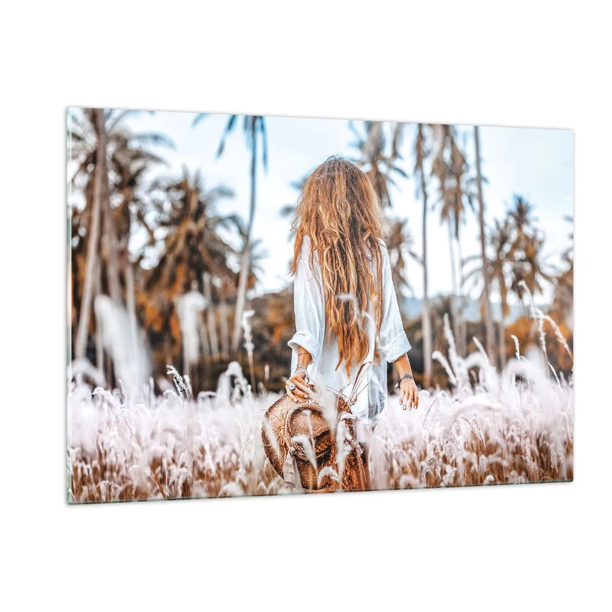 Quadro su vetro - Una donna nell'erba con un cappello in mano su uno sfondo di palme - 120x80cm - Nata dalla lanugine dell'erba - Decorazione murale moderna per soggiorno e camera da letto ARTTOR