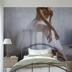 Fotomurali Premium Sand - Una ballerina che riposa con delle scarpette da ballo su uno sfondo industriale. - 100x70cm - Prima che si accendano le luci del palco - Decorazione murale moderna per soggiorno e camera da letto ARTTOR