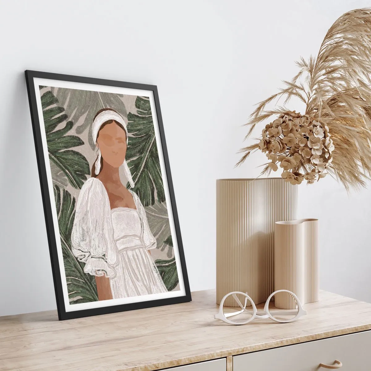 Poster in cornice nera - Una donna in abito bianco su uno sfondo di foglie verdi - 50x70cm - Ritratto esotico - Decorazione murale moderna per soggiorno e camera da letto ARTTOR