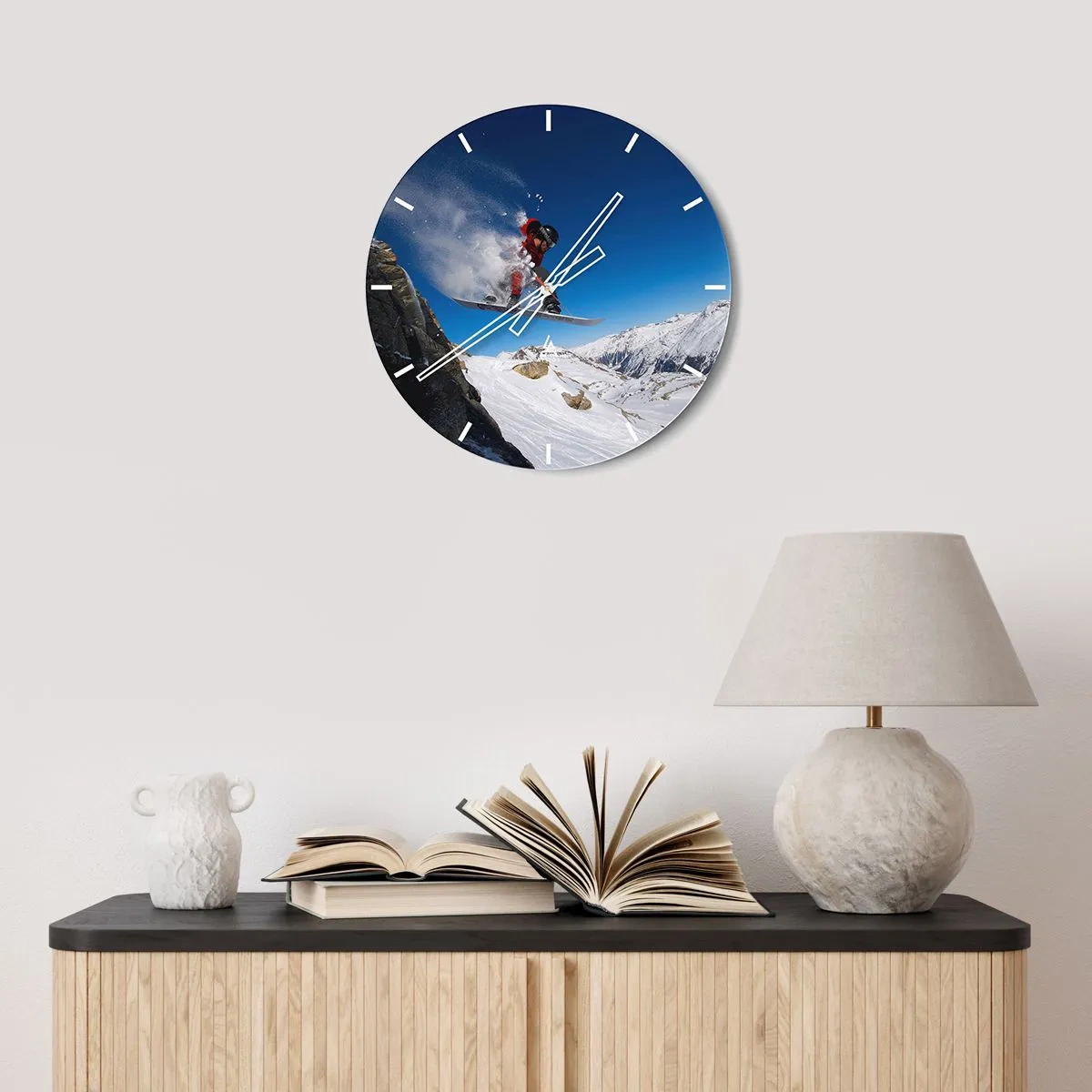 Orologio da parete - Orologio in Vetro - Uno snowboarder esegue un salto sullo sfondo di un paesaggio montano. - 30x30cm - E diventi parte del panorama - Decorazione murale moderna per soggiorno, cucina e camera da letto ARTTOR