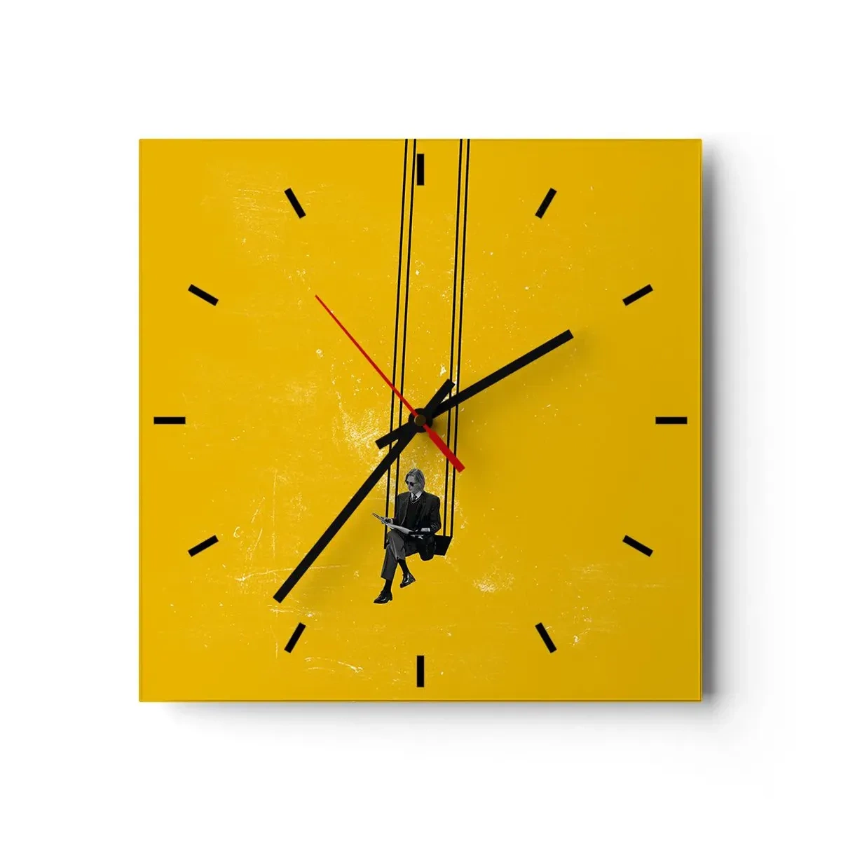 Orologio da parete - Orologio in Vetro - Una persona su un'altalena su uno sfondo di un giallo intenso - 30x30cm - Un giorno come tanti - Decorazione murale moderna per soggiorno e camera da letto ARTTOR