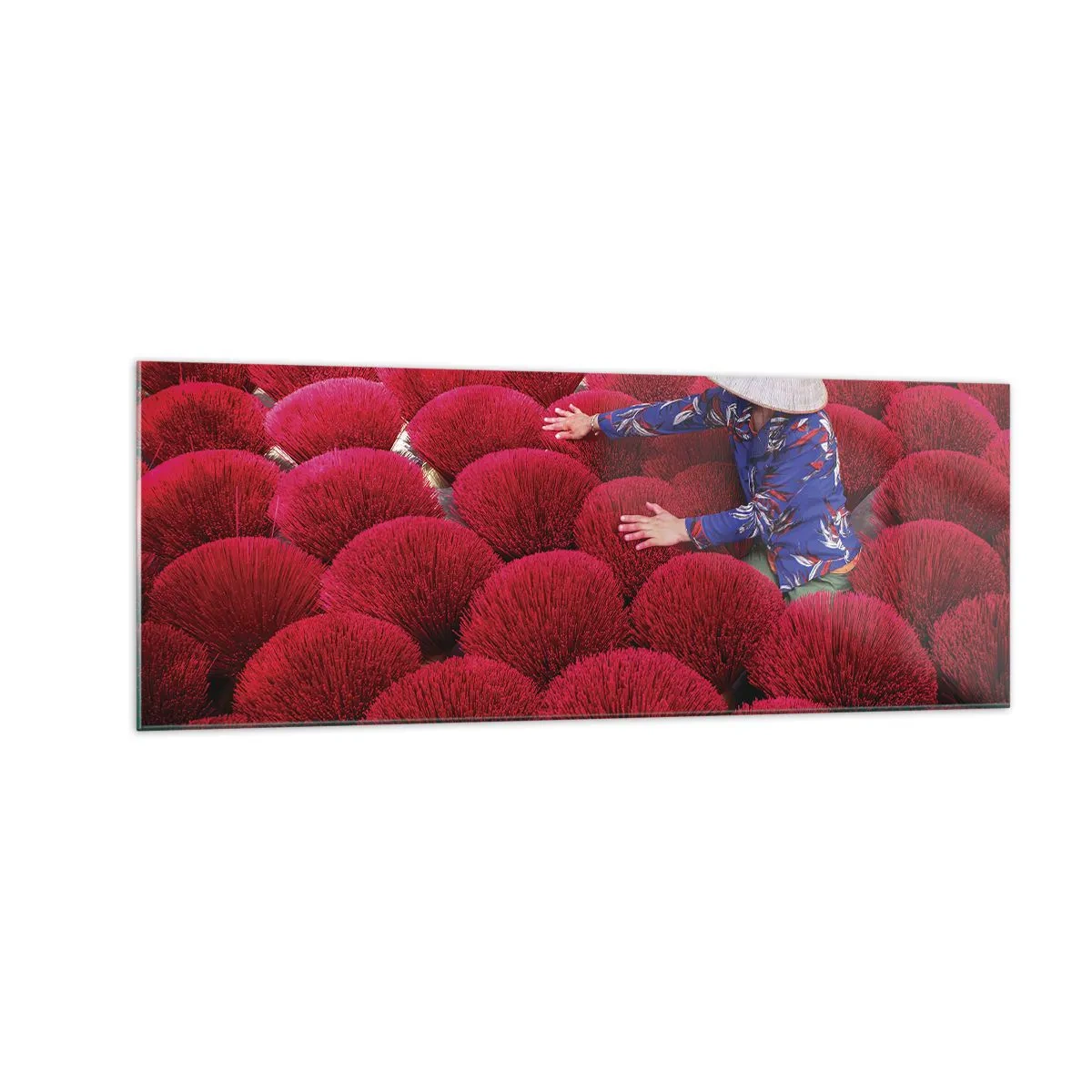 Quadro su vetro - Una donna che indossa un cappello tradizionale tra bastoncini di incenso rosso - 140x50cm - Nel campo di riso - Decorazione murale moderna per soggiorno e camera da letto ARTTOR