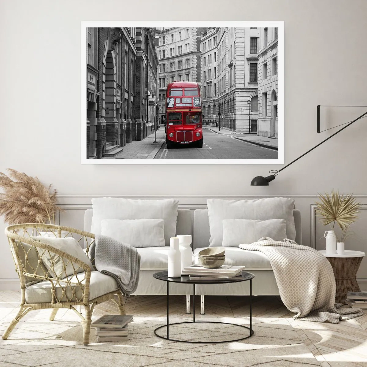 Poster - Un autobus rosso sullo sfondo di edifici cittadini bianchi e neri. - 100x70cm - Il quotidiano non deve essere grigio - Decorazione murale moderna per soggiorno e camera da letto ARTTOR