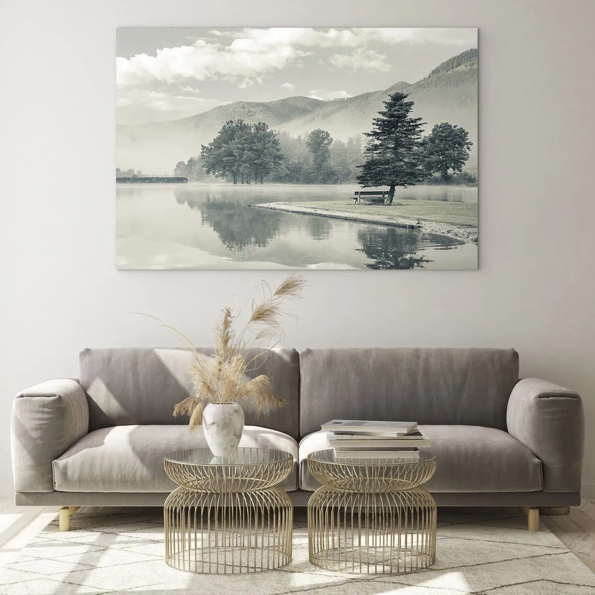 Quadro su vetro - Un lago calmo al mattino con una panchina e nebbia sull'acqua - 120x80cm - Il lago dorme ancora - Decorazione murale moderna per soggiorno e camera da letto ARTTOR