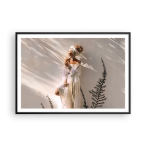 Poster in cornice nera - Una donna in stile boho illuminata dai raggi del sole - 100x70cm - Il sole e la ragazza - Decorazione murale moderna per soggiorno e camera da letto ARTTOR