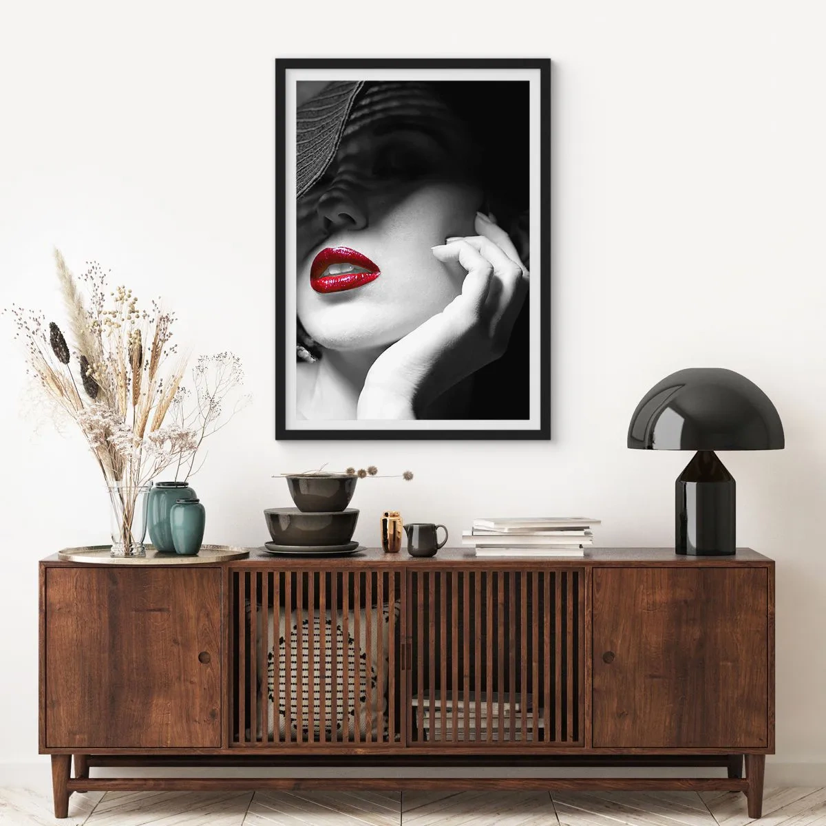 Poster in cornice nera - Ritratto di una donna con un cappello e labbra rosse - 50x70cm - Studio in scarlatto - Decorazione murale moderna per soggiorno e camera da letto ARTTOR