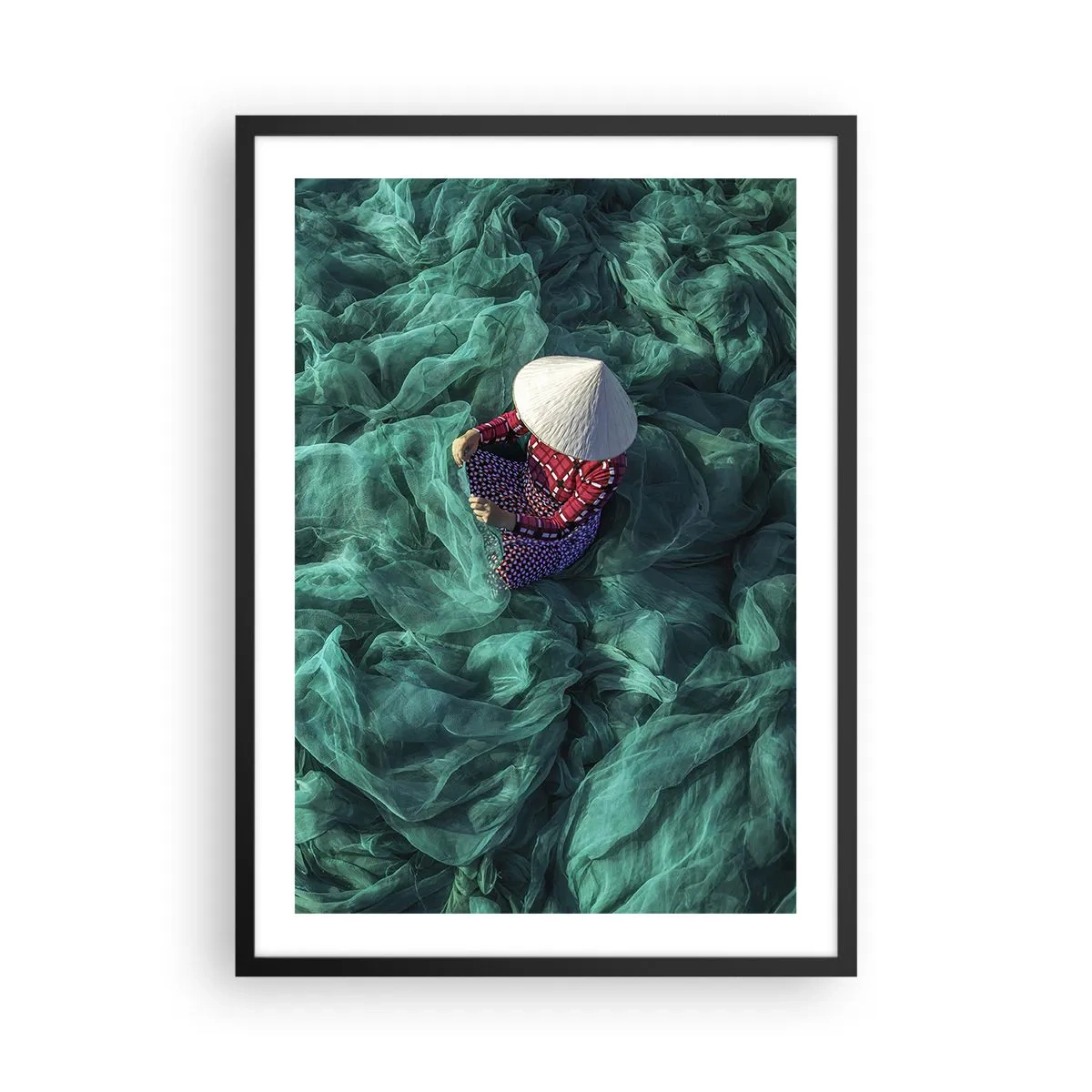 Poster in cornice nera - Una persona che indossa un cappello tra reti da pesca verdi - 50x70cm - Nel mare di reti - Decorazione murale moderna per soggiorno e camera da letto ARTTOR