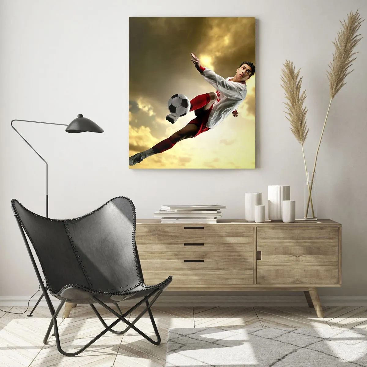 Quadro su vetro - Un giocatore di football in un salto dinamico che calcia la palla contro il cielo - 70x100cm - Il cielo del calcio - Decorazione murale moderna per soggiorno e camera da letto ARTTOR