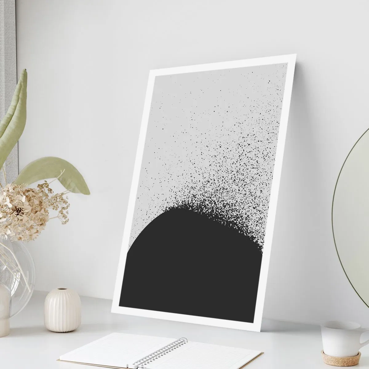 Poster - Astrazione minimalista con una macchia nera su uno sfondo chiaro - 50x70cm - Il movimento delle particelle - Decorazione murale moderna per soggiorno e camera da letto ARTTOR