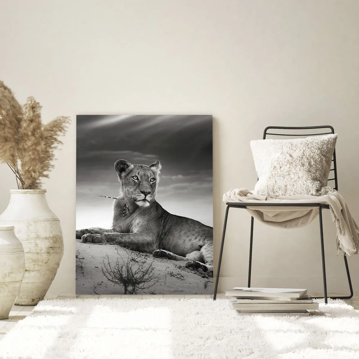 Quadro su vetro - Ritratto in bianco e nero di una leonessa nella savana - 80x120cm - Il riposo della regina del deserto - Decorazione murale moderna per soggiorno e camera da letto ARTTOR