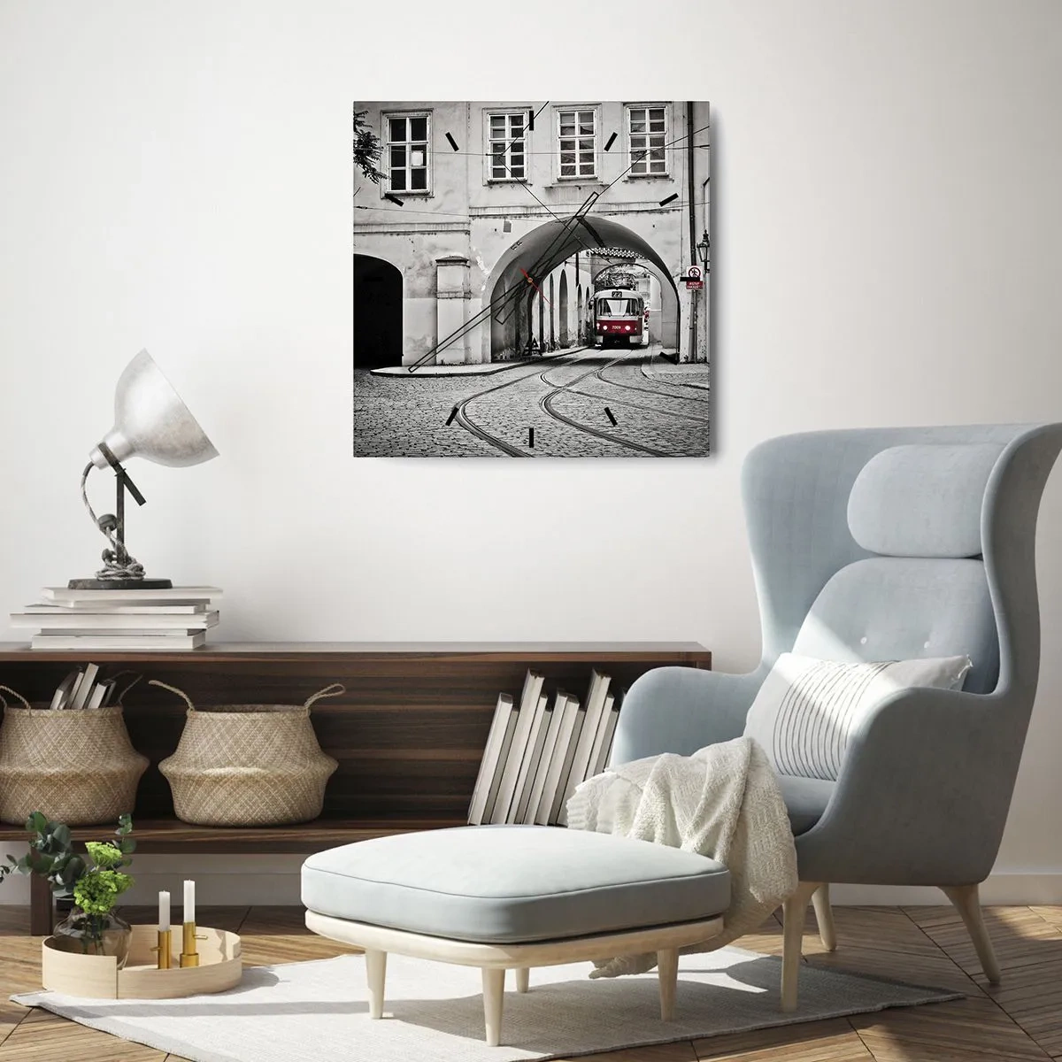 Orologio da parete - Orologio in Vetro - Un tram bianco e nero in una strada storica della città - 30x30cm - Attraverso il labirinto cittadino - Decorazione murale moderna per soggiorno e camera da letto ARTTOR