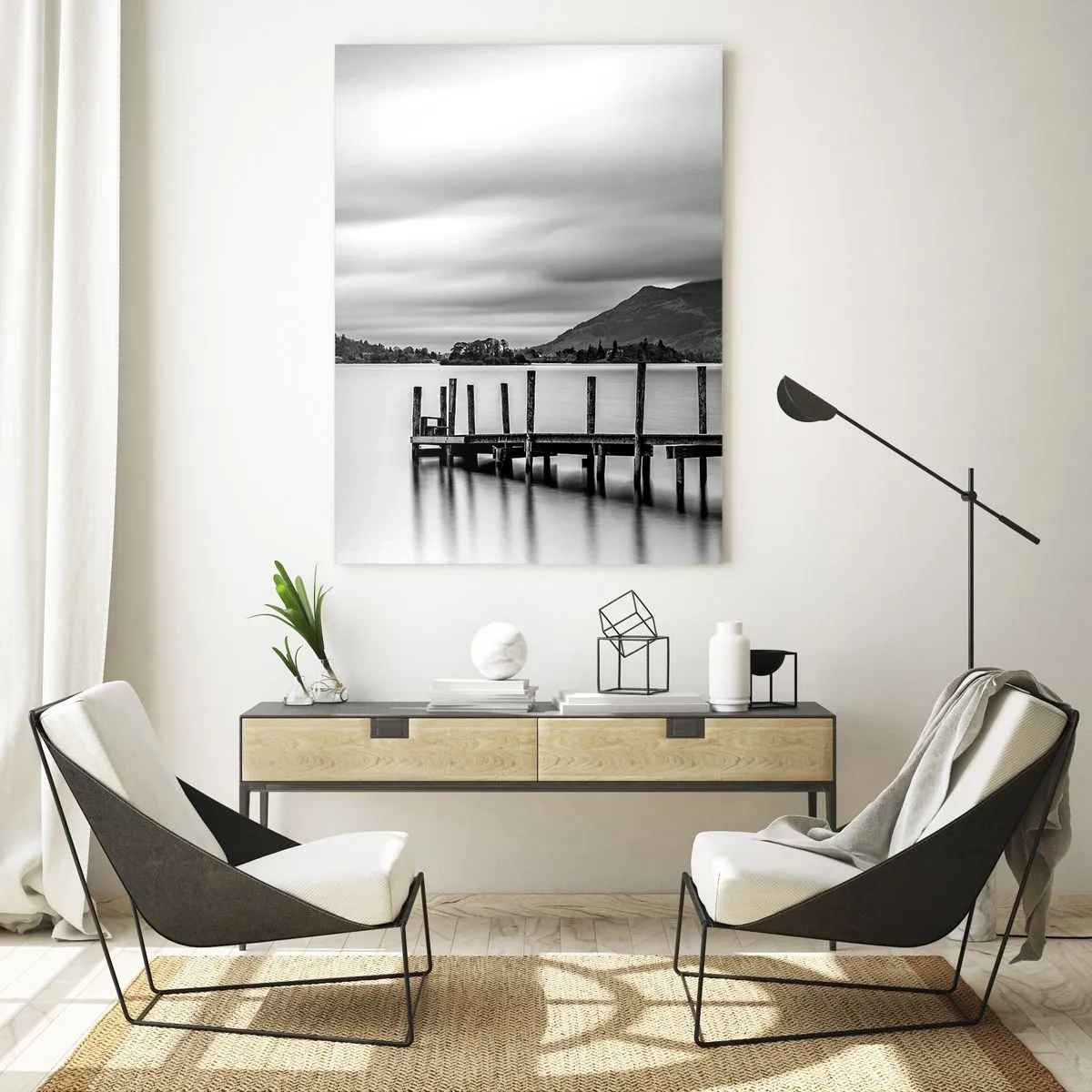 Quadro su vetro - Paesaggio in bianco e nero con un lago e un molo di legno - 50x70cm - Mitezza e forza - Decorazione murale moderna per soggiorno e camera da letto ARTTOR