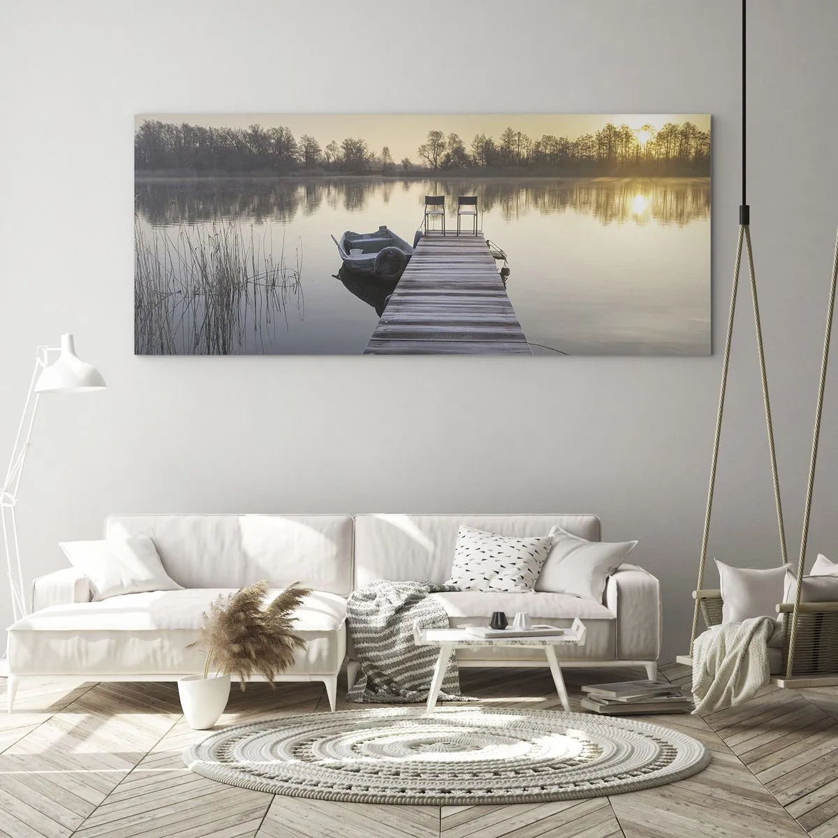 Quadro su vetro - Un molo sul lago al mattino con una barca e delle sedie - 120x50cm - Tornerò un giorno - Decorazione murale moderna per soggiorno e camera da letto ARTTOR