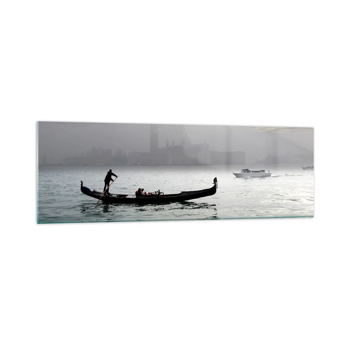 Quadro su vetro - Una gondola scivola sulle acque di Venezia in una mattina nebbiosa, sovrastando la città. - 160x50cm - Città magica di acqua e nebbia - Decorazione murale moderna per soggiorno e camera da letto ARTTOR
