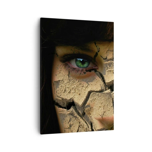 Quadro su tela - Stampe su Tela - Il volto di una donna con gli occhi verdi coperto da una struttura di terra screpolata - 50x70cm - Meraviglia e minaccia insieme - Decorazione murale moderna per soggiorno e camera da letto ARTTOR