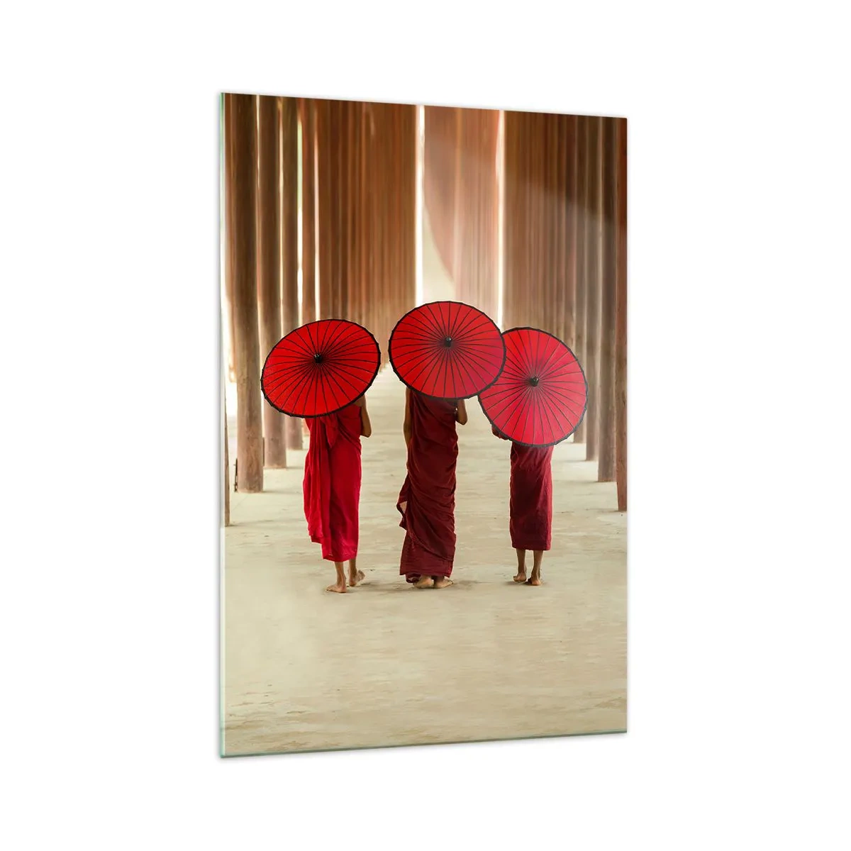 Quadro su vetro - Tre monaci con ombrelli rossi nell'architettura tradizionale - 70x100cm - In cammino verso la Terra Pura - Decorazione murale moderna per soggiorno e camera da letto ARTTOR