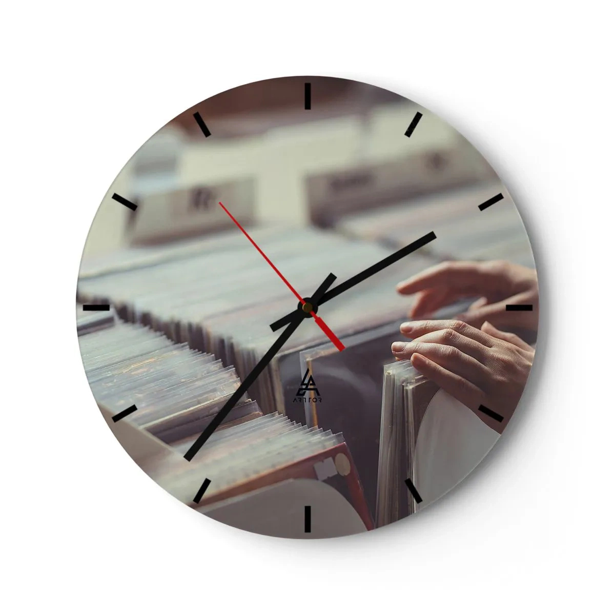 Orologio da parete - Orologio in Vetro - Sfogliare i vinili in un negozio di musica - 30x30cm - Alla ricerca di emozioni - Decorazione murale moderna per soggiorno, cucina e camera da letto ARTTOR