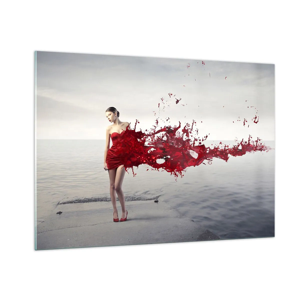Quadro su vetro - La figura di una donna in abito rosso sullo sfondo del mare - 100x70cm - Appassionata come lo scarlatto - Decorazione murale moderna per soggiorno e camera da letto ARTTOR