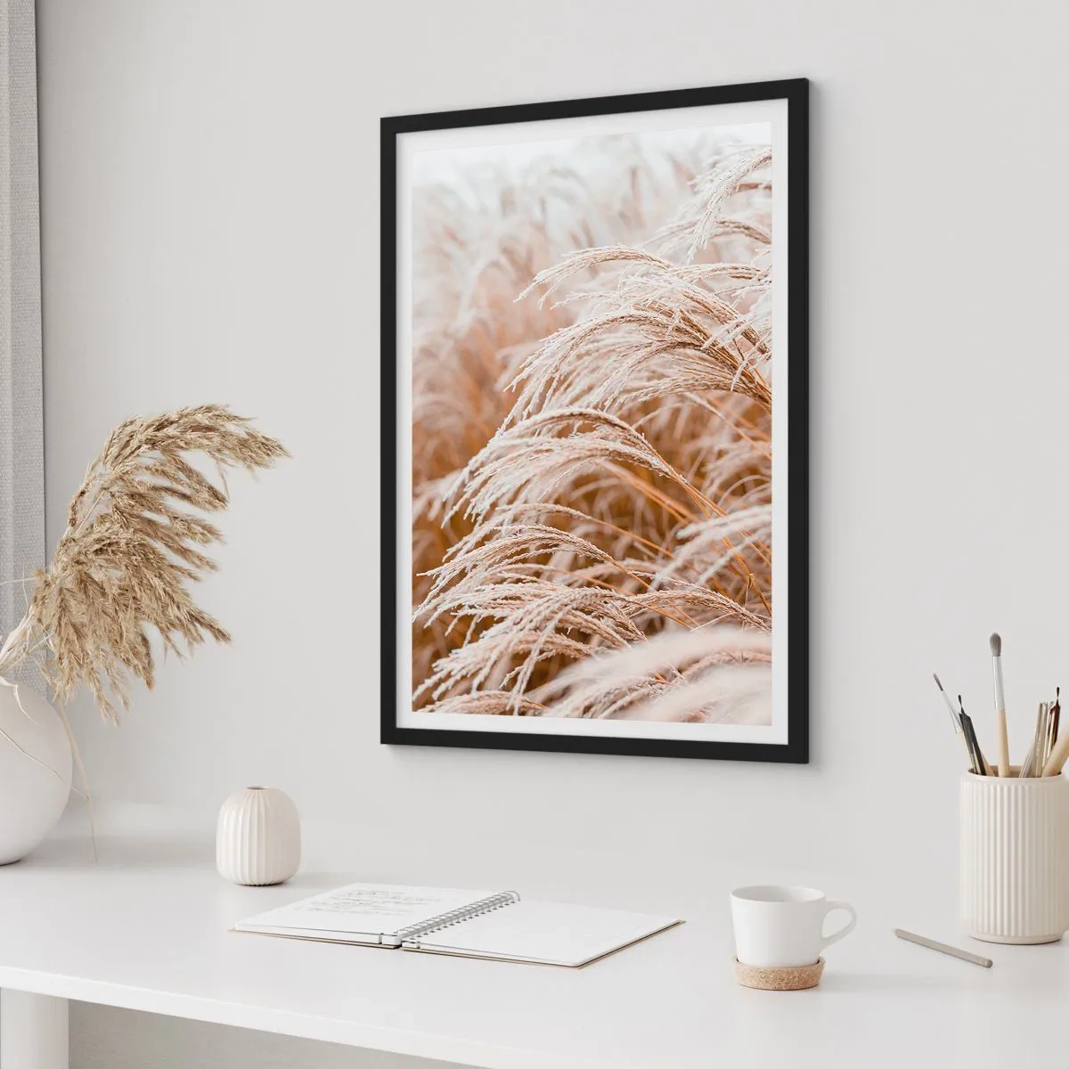 Poster in cornice nera - Primo piano di erbe ghiacciate in un paesaggio invernale - 50x70cm - Inchino al sole d'autunno - Decorazione murale moderna per soggiorno e camera da letto ARTTOR