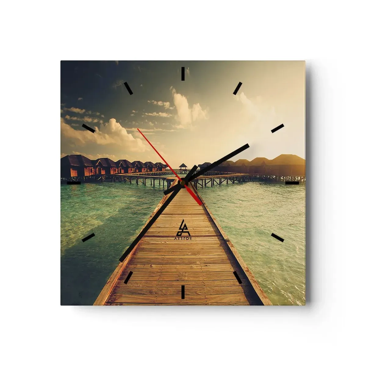 Orologio da parete - Orologio in Vetro - Un molo di legno che conduce alle case sull'acqua, illuminate dai raggi del sole. - 30x30cm - Caldo invito - Decorazione murale moderna per soggiorno e camera da letto ARTTOR