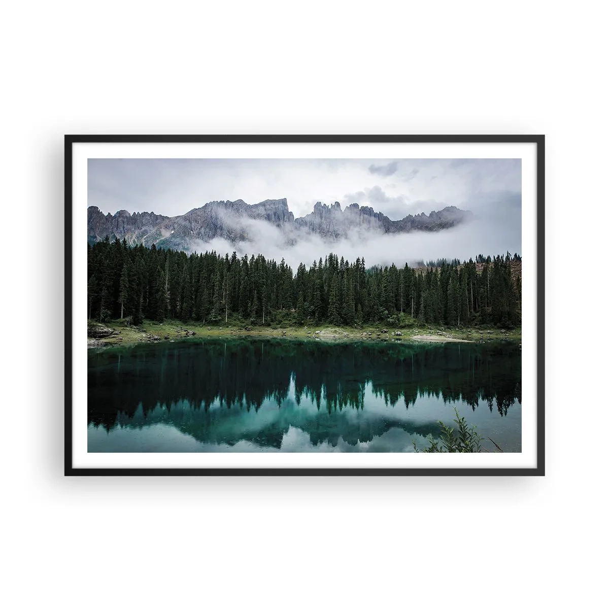 Poster in cornice nera - Un paesaggio montano con una foresta e un lago che riflette il cielo - 100x70cm - Silenzio, non svegliamo l'acqua che dorme... - Decorazione murale moderna per soggiorno e camera da letto ARTTOR