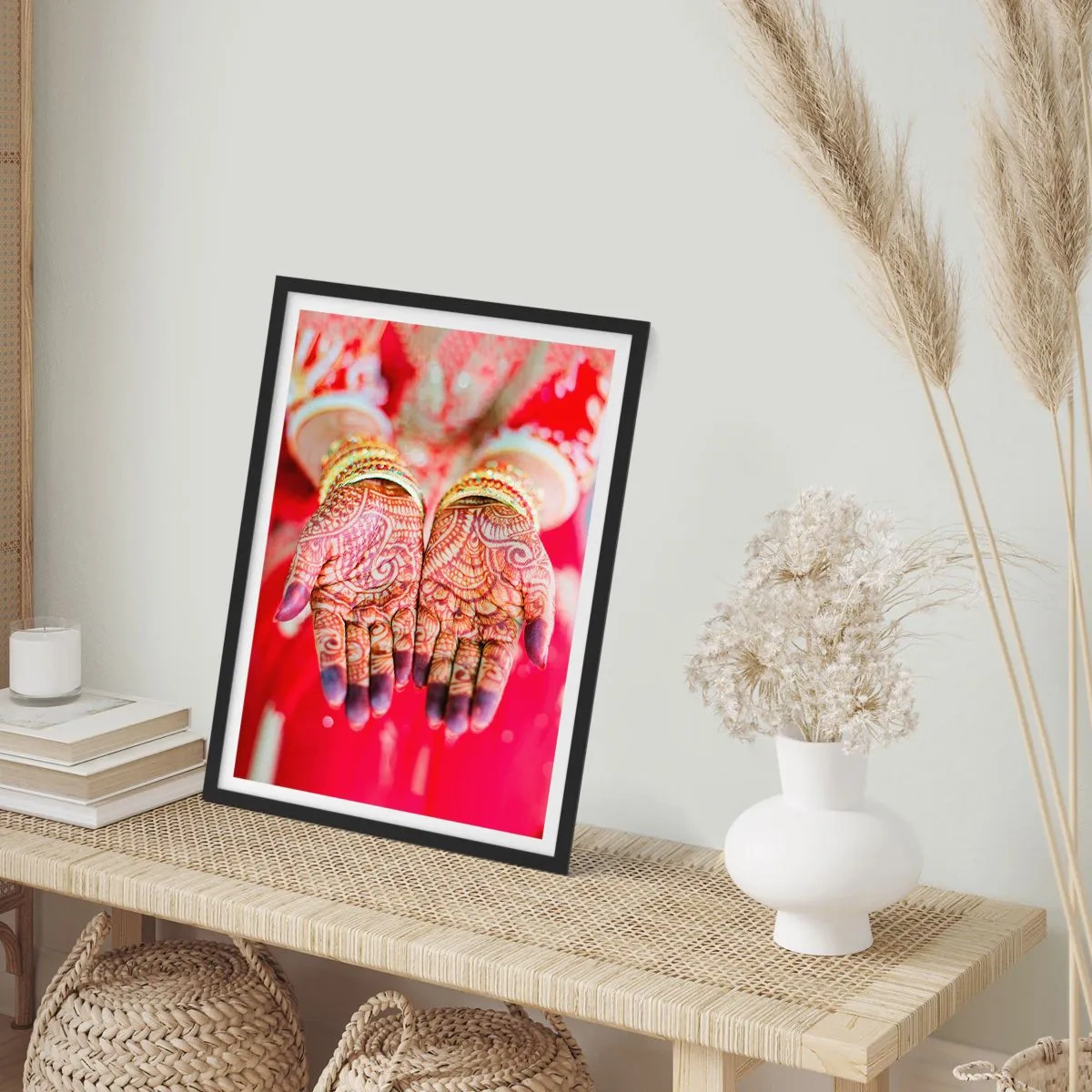 Poster in cornice nera - Mani decorative all'henné su sfondo rosso - 50x70cm - Pronta ad afferrare la fortuna - Decorazione murale moderna per soggiorno e camera da letto ARTTOR