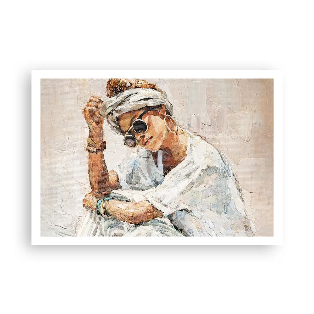 Poster - Ritratto di una donna che indossa occhiali da sole contro una parete chiara - 100x70cm - Ritratto in pieno sole - Decorazione murale moderna per soggiorno e camera da letto ARTTOR